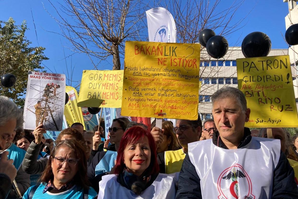 İzmir'de Eziyet yönetmeliğine karşı yapılan eylem