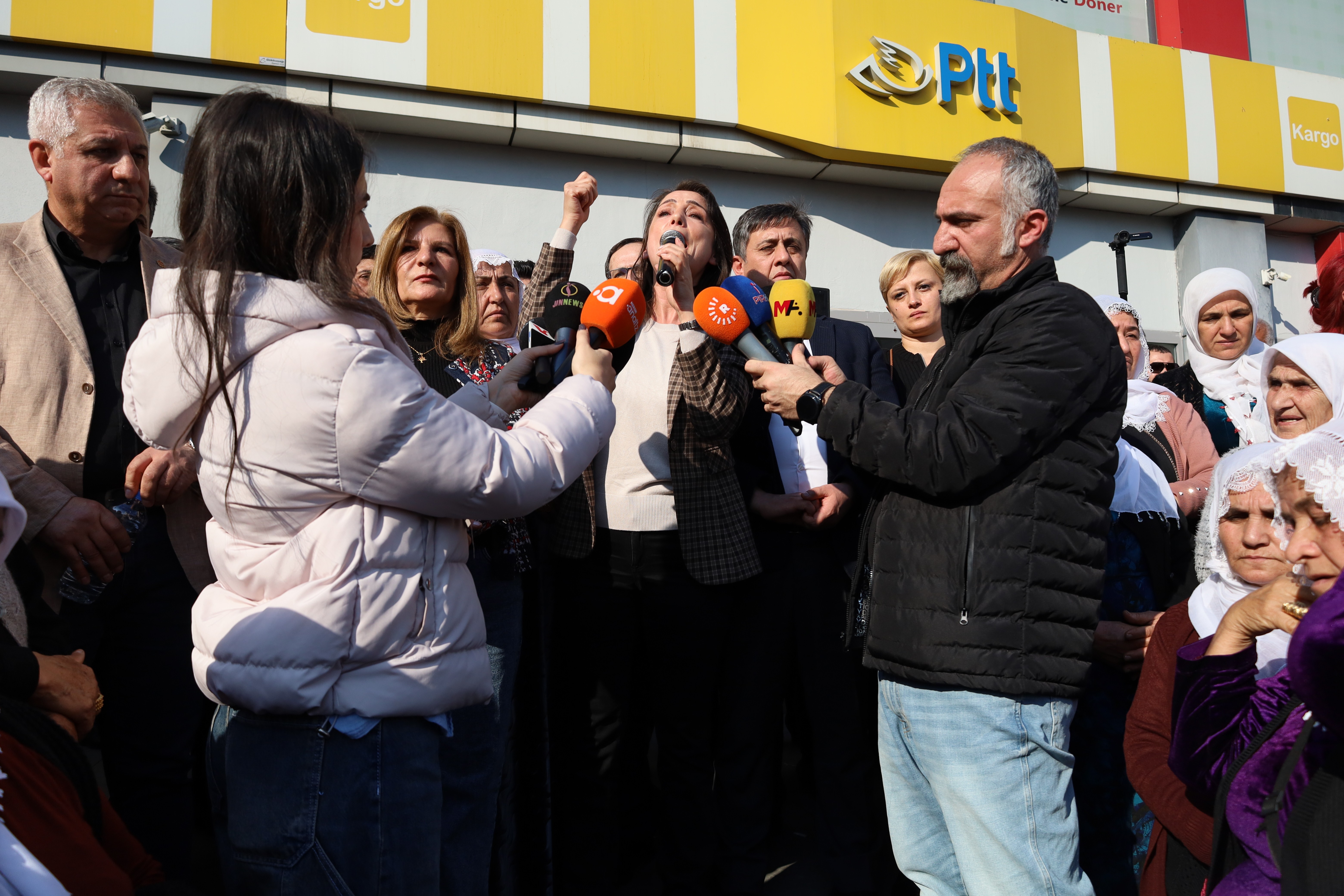 DEM Parti Eş Genel Başkanı Tülay Hatimoğulları kayyım girişimine karşı Akdeniz Belediyesi önündeki eylemde konuştu 