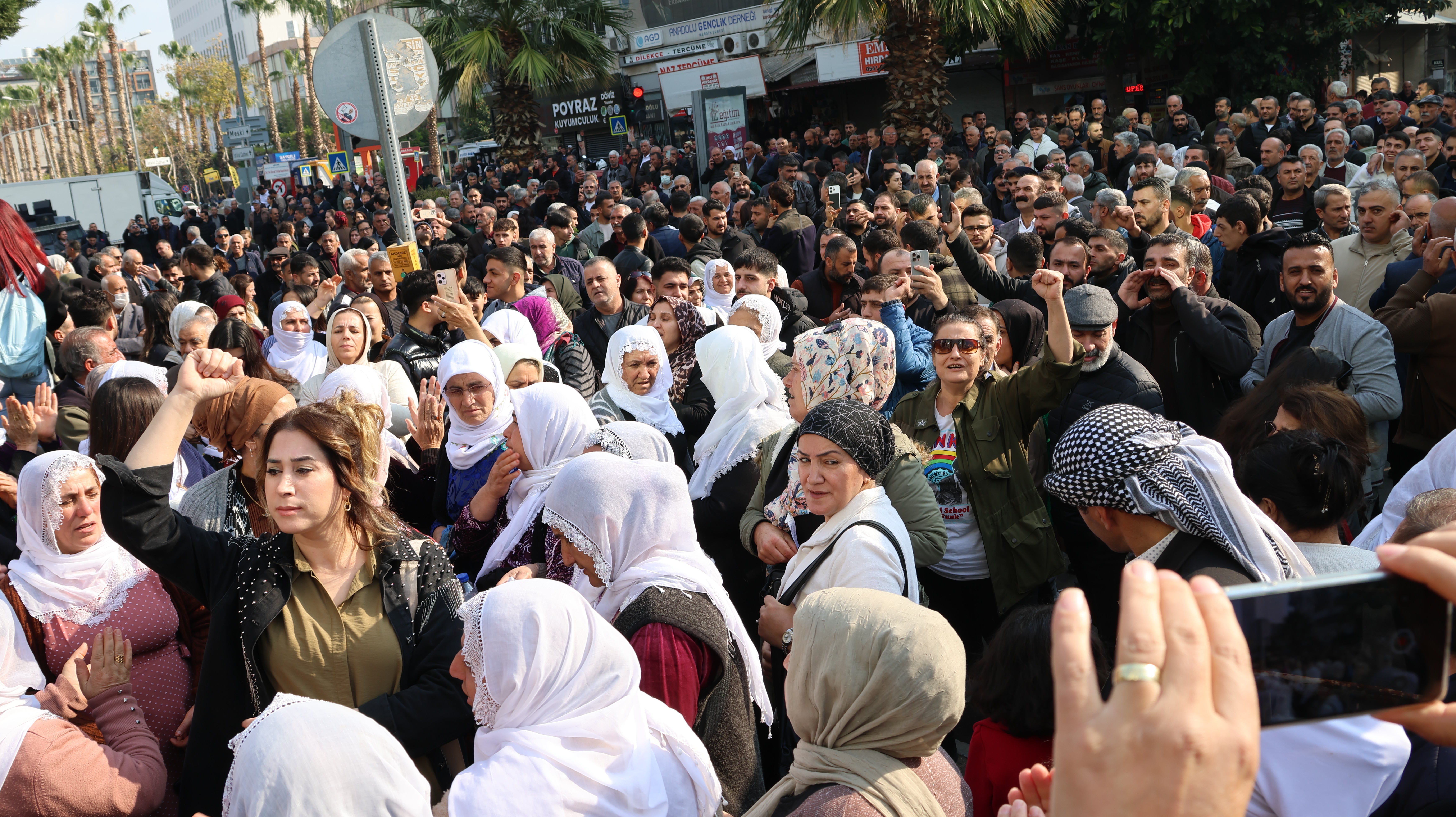 Adliye önündeki kalabalık