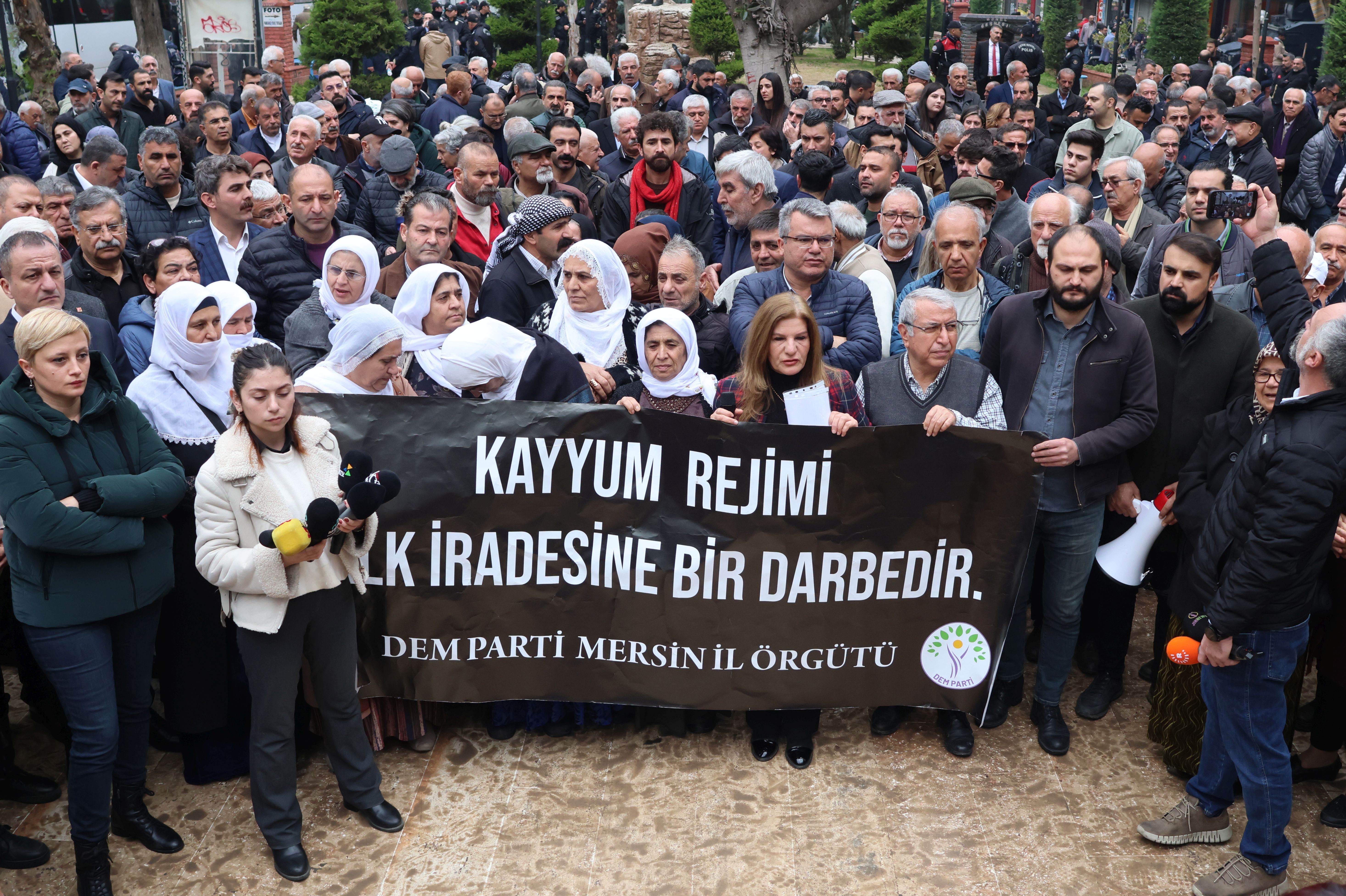 Akdeniz Belediyesinde kayyım protestosu