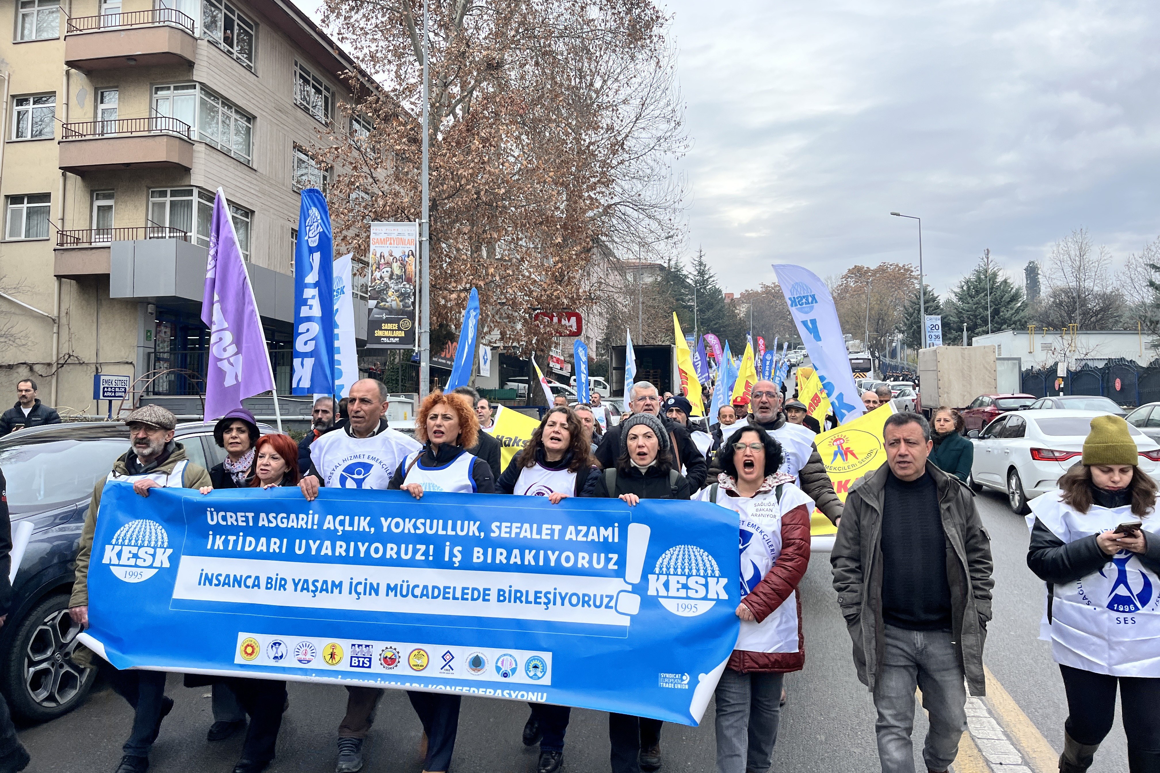 Grevden kamu emekçileri açıklama yaparlarken