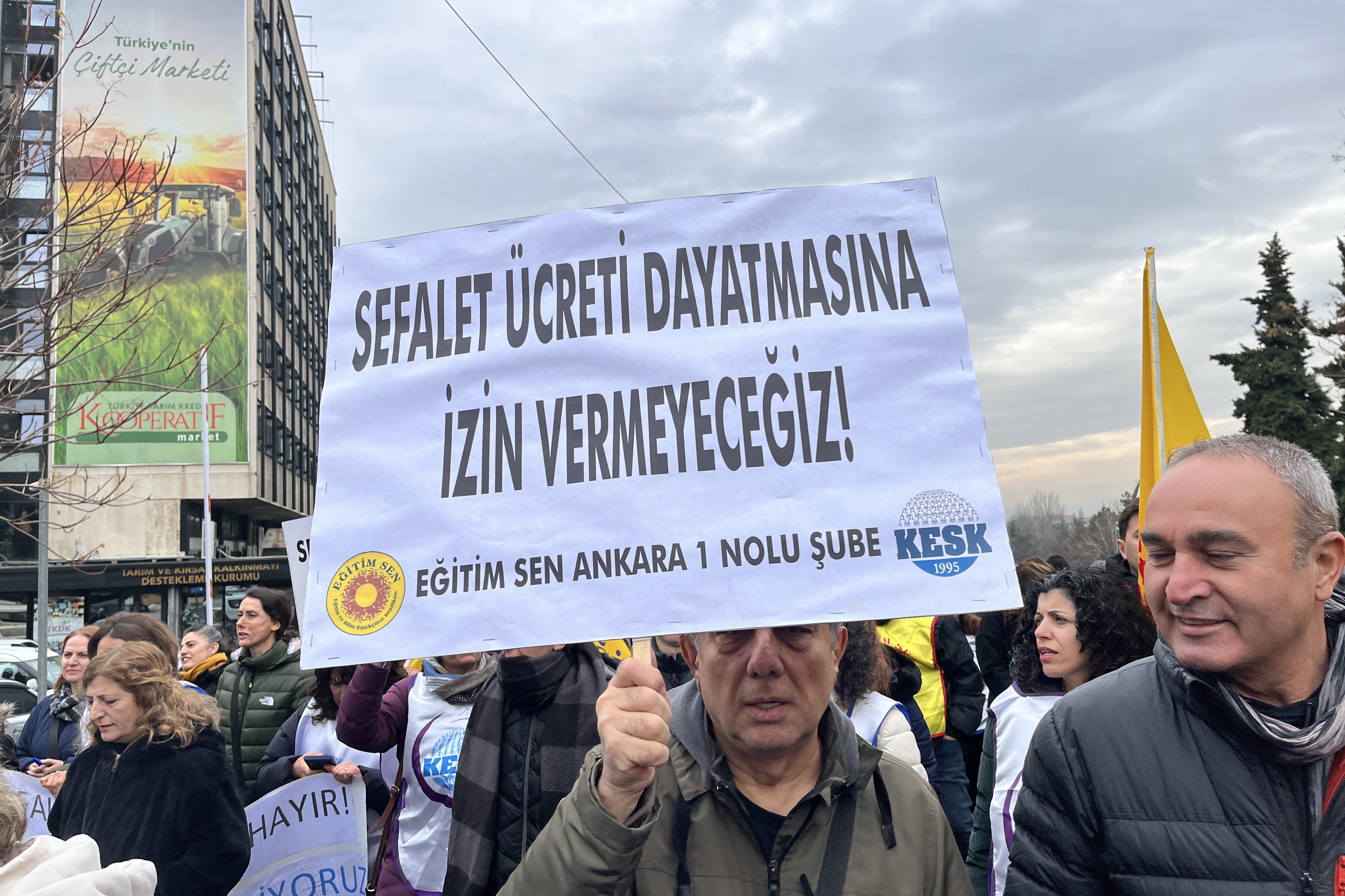 Grevden kamu emekçileri açıklama yaparlarken