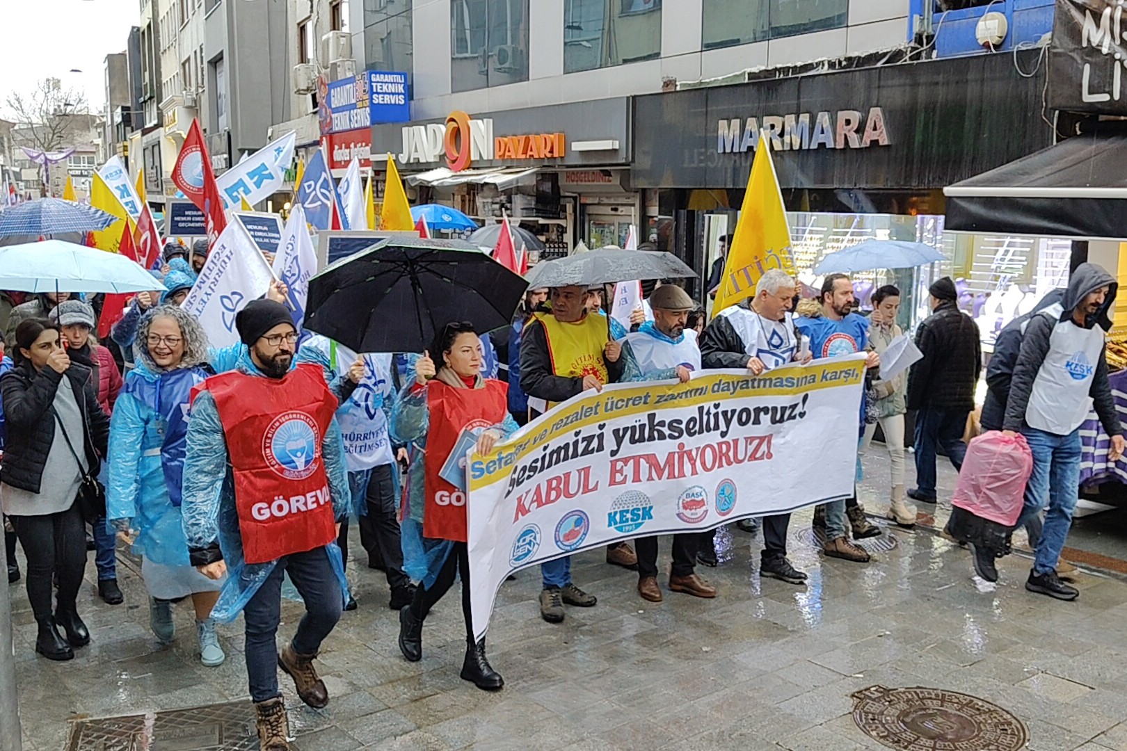 Grevden kamu emekçileri açıklama yaparlarken