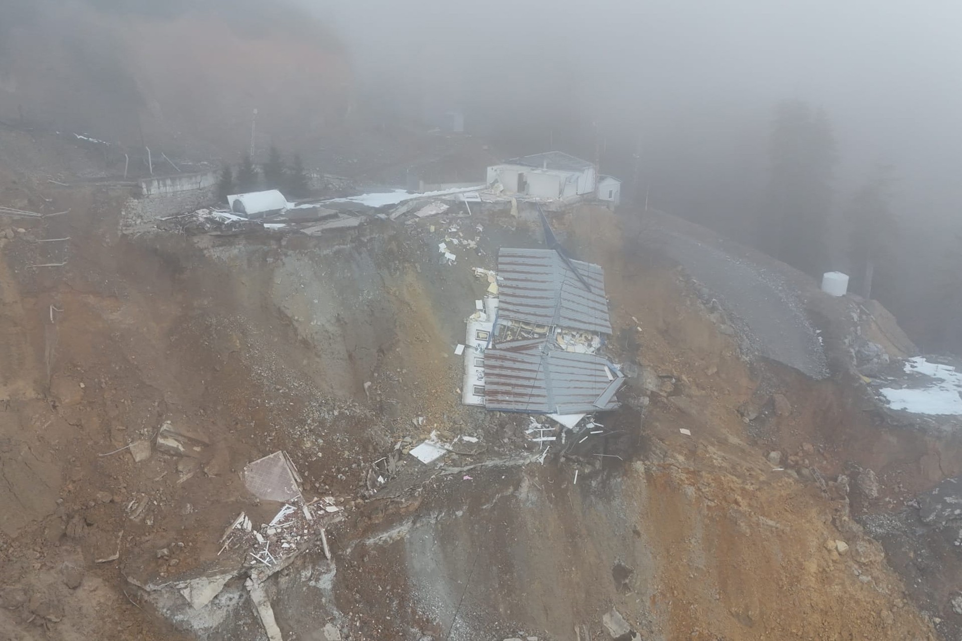 Artvin Petek köyünde maden yüzünden heyelan meydana geldi