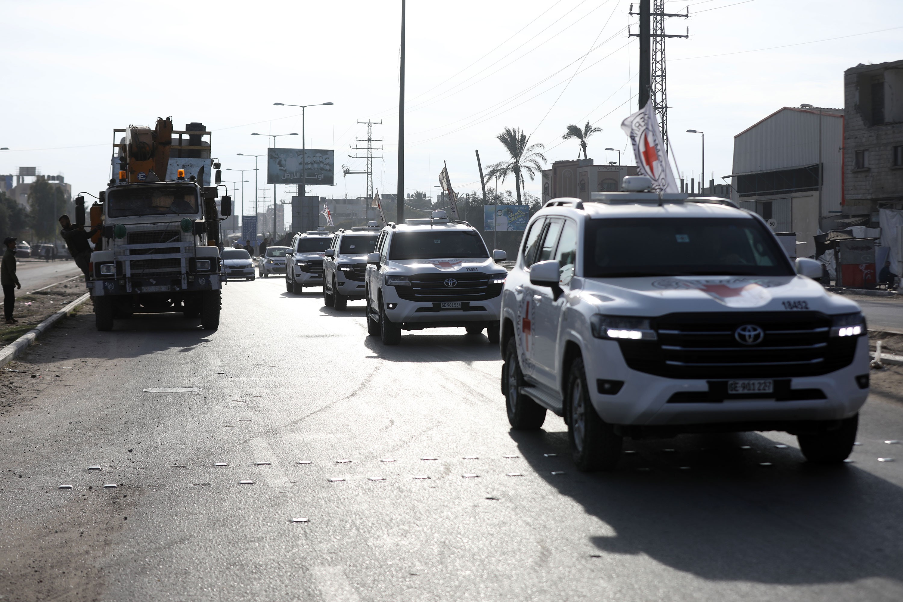 Esir takası öncesi Uluslararası Kızılhaç Komitesi'ne ait araçlar, Salahaddin Caddesi'nde görüntülendi.