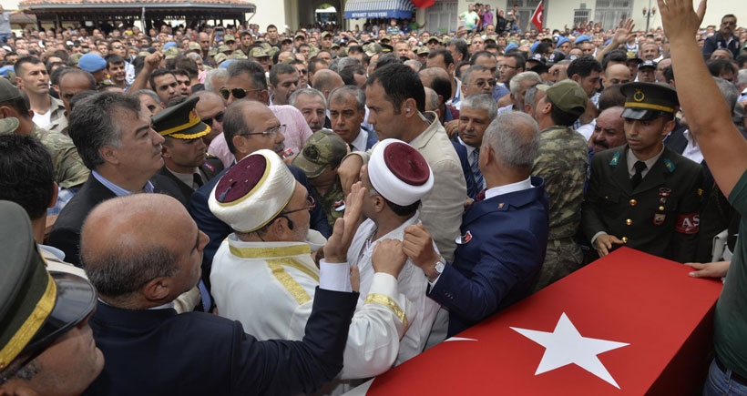 Yarbay'ın isyan ettiği cenazede 2 kişi Erdoğan'a hakaretten tutuklandı