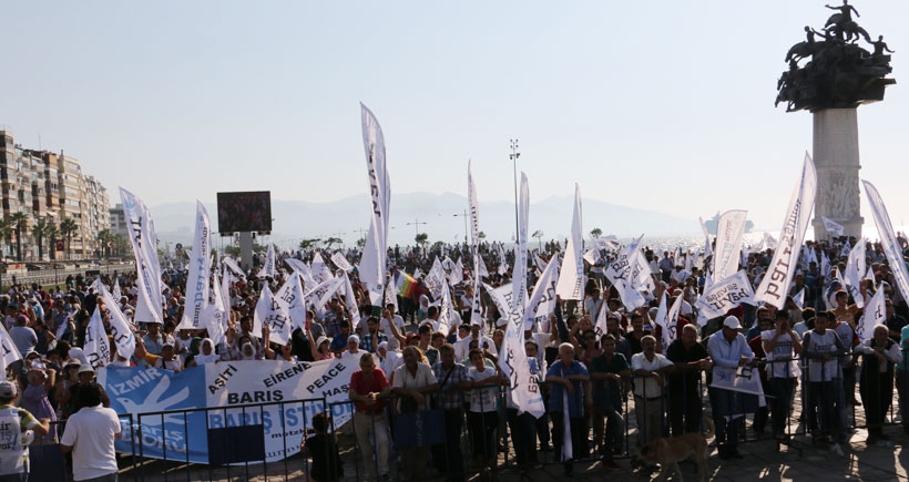 İzmir Barış Bloku: Türk Bayrağı ile hiçbir sorunumuz yok