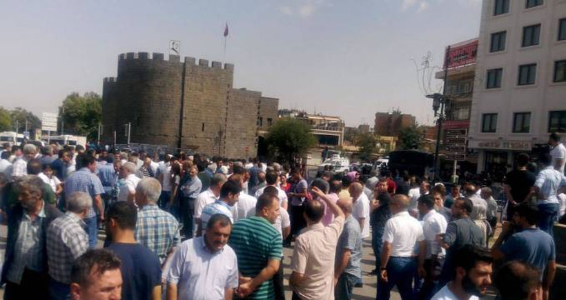 Binler sokağa çıkma yasağını protesto için Dağkapı'da toplanmaya başladı