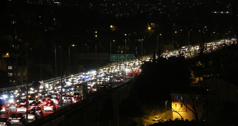 İstanbul'da trafik yoğunluğu akşam saatlerinde de devam ediyor