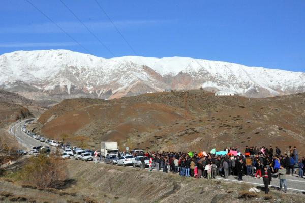 Barajı protesto eden köylüler yol kapattı