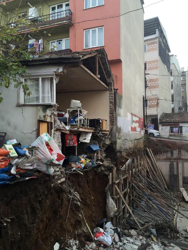 Temel kazısı, bitişik evin duvarını yıktı