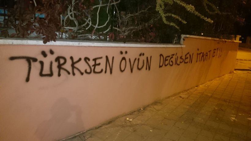 Okul duvarına ırkçı slogan