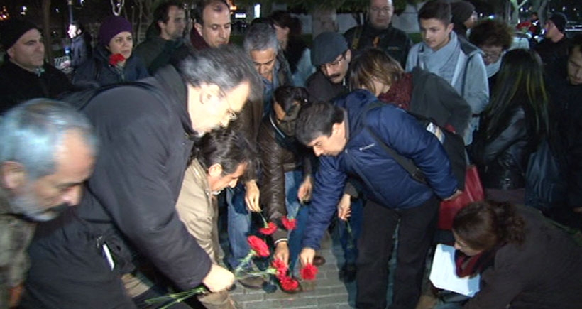 Sağlık emekçileri Sultanahmet Meydanı'na karanfil bıraktı