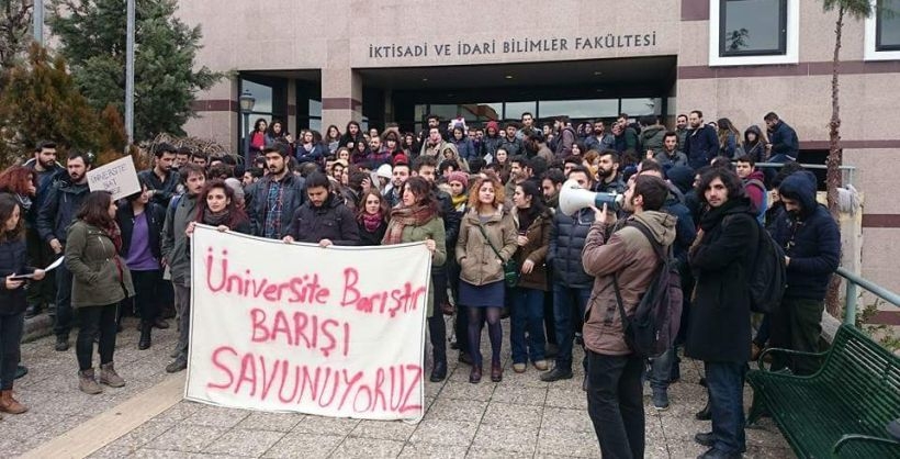 KOÜ’de öğrenciler hocalarının gözaltına alınmasına karşı eylemde