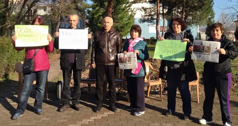 İzmit'te mahalleli tramvay için kesilmek istenen ağaçların nöbetinde