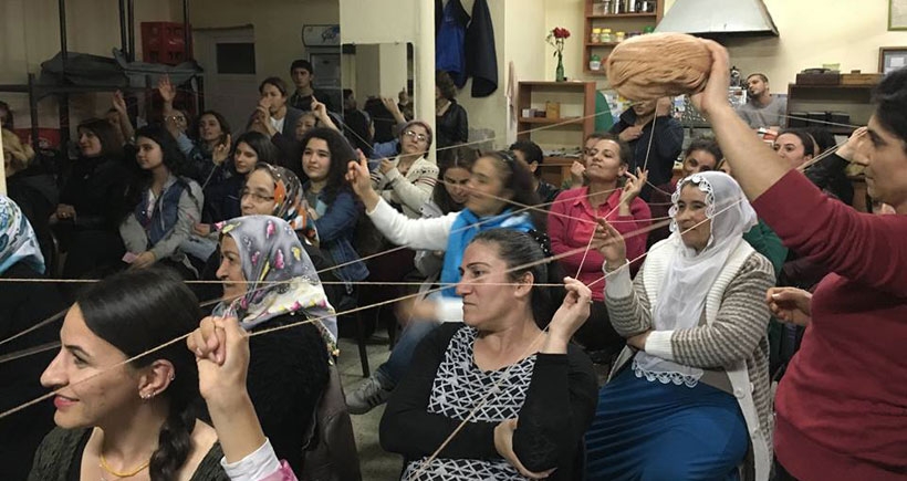 İzmir’in ilçelerinde yüzlerce kadın 8 mart etkinliklerinde buluştu