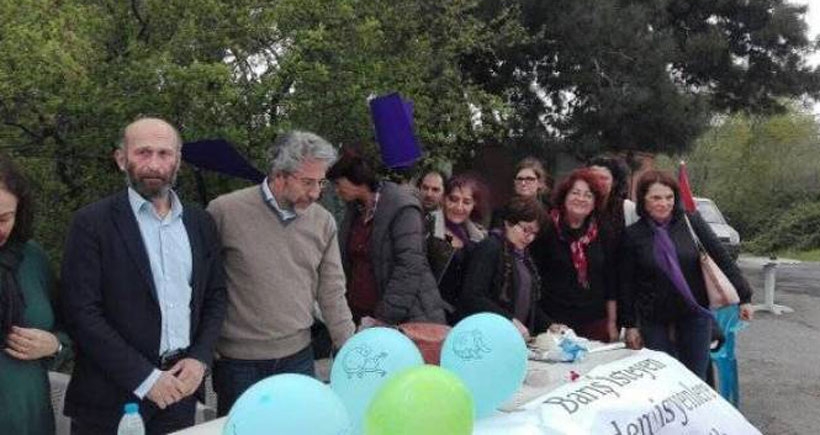 Can Dündar ve Erdem Gül 'Özgürlük Nöbeti'ne katılarak akademisyenlere destek verdi