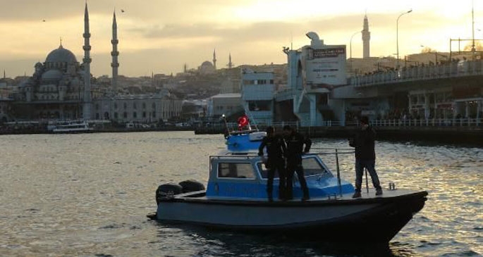 Karaköy'de bir kişi vapurdan denize atladı