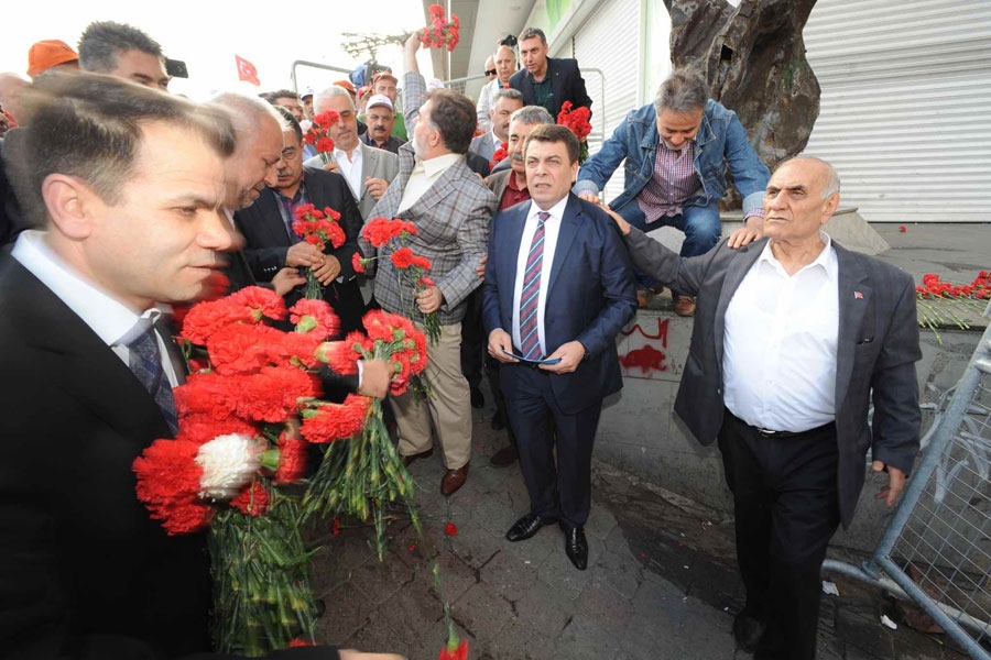 Türk İş, Kazancı Yokuşu'na karanfil bıraktı