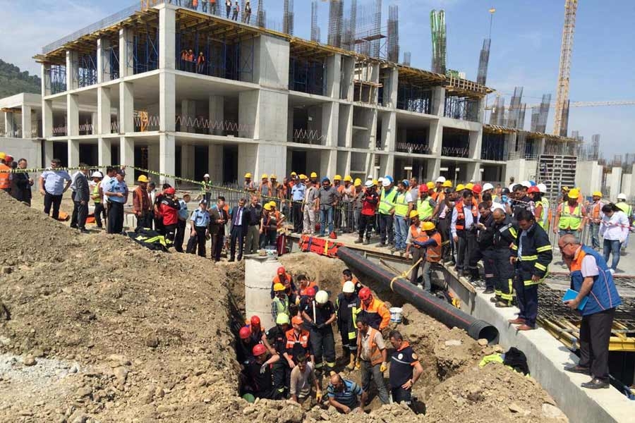 Manisa'da hastane inşaatında göçük: 3 işçi yaralandı