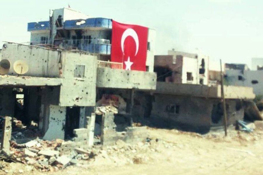 Nusaybin'de yıkılan eve dev bayrak asıldı!