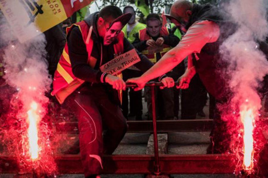 Fransa’da metro çalışanları da greve katıldı