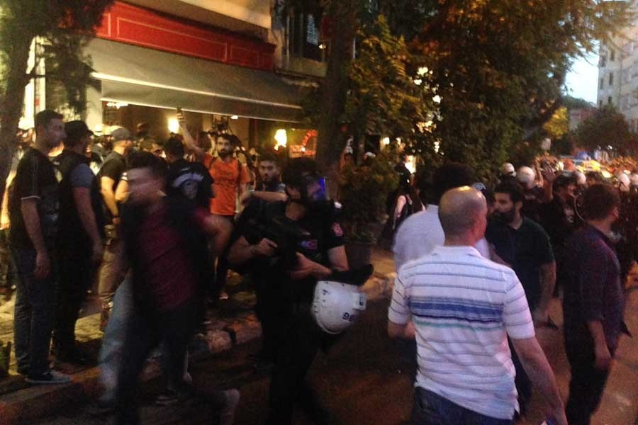 Firuzağa'daki saldırıyı protesto edenlere polis saldırdı