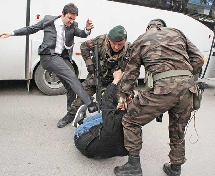 Tekmelenen madenci fotoğrafı yüzünden ambargo uyguladılar