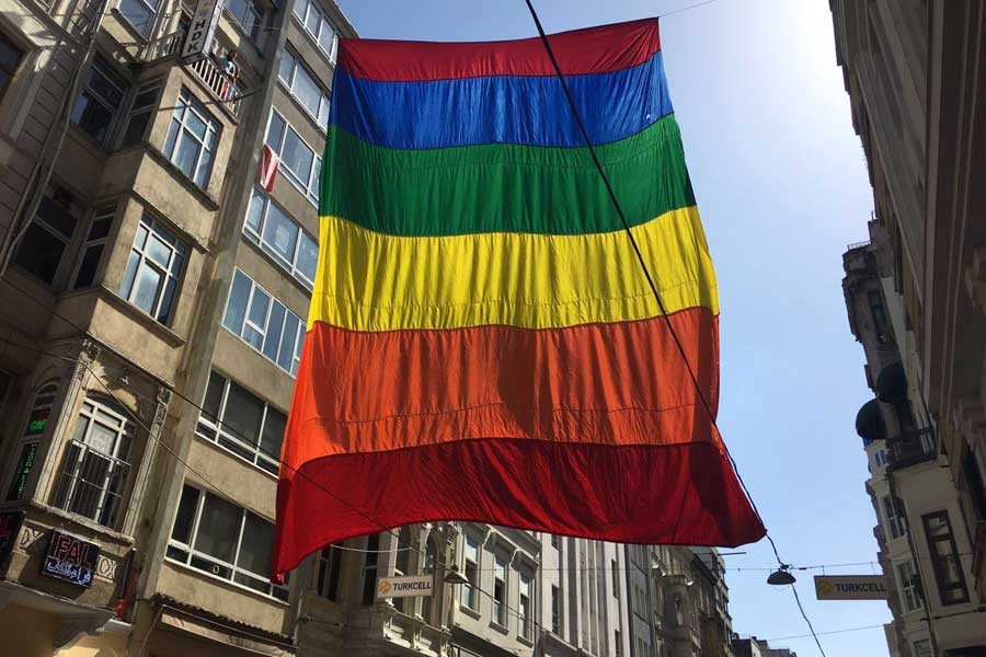 Dev LGBTİ bayrağı İstiklal'de dalgalandı