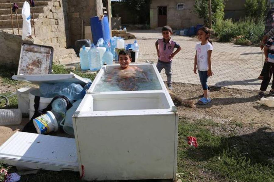 Yüksekovalı çocuklar serinlemenin yolunu buldu