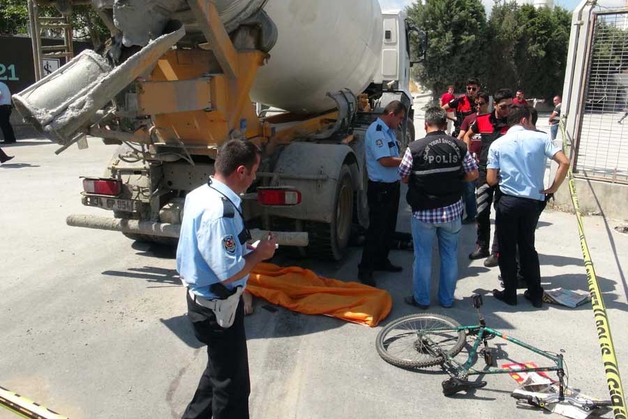 Beton mikserinin ezdiği bisikletli iki kişi öldü