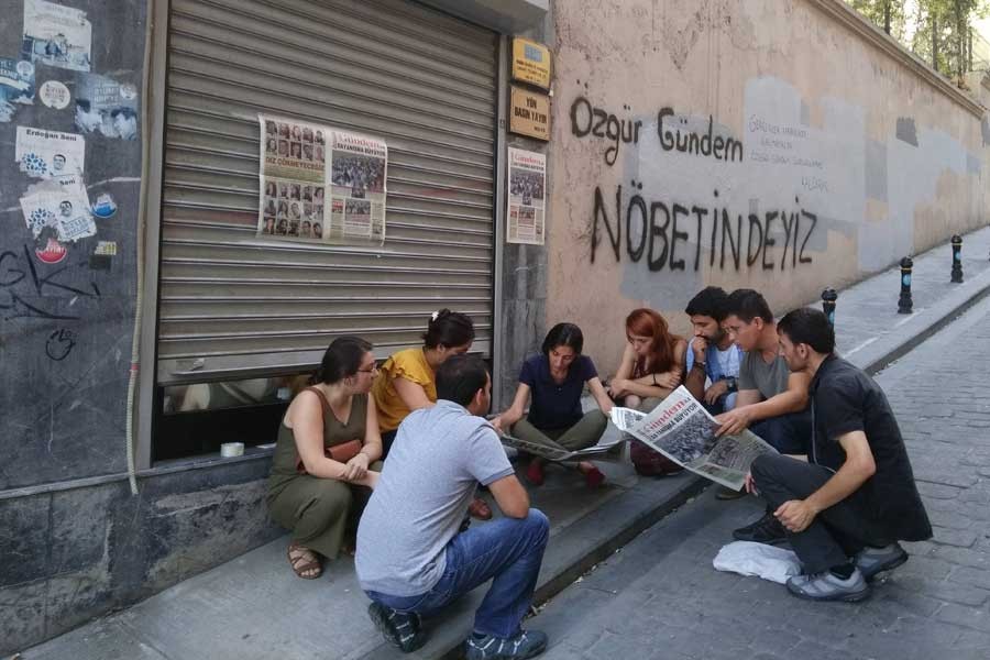 Özgür Gündem'in mühürlü kapısı önünde haber toplantısı