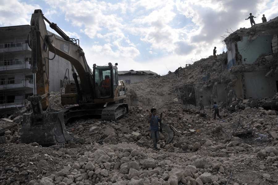 Yüksekova'da ağır hasar gören 5000 binadan 1300'ü yıkıldı