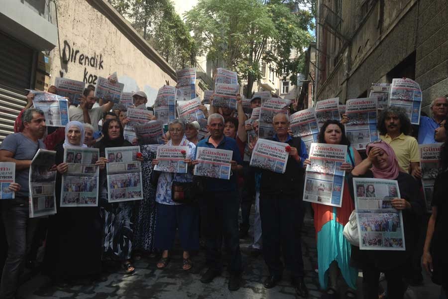 Aslı Erdoğan'ın tutuklanması Gündem önünde protesto edildi