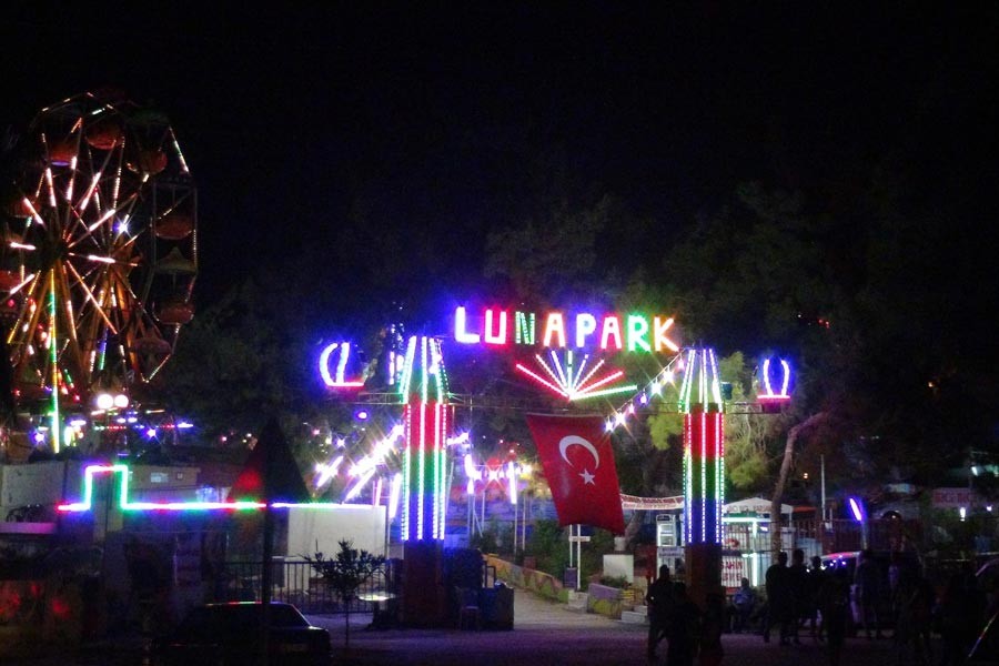 Lunaparkta asansör yere çakıldı: 11 yaralı