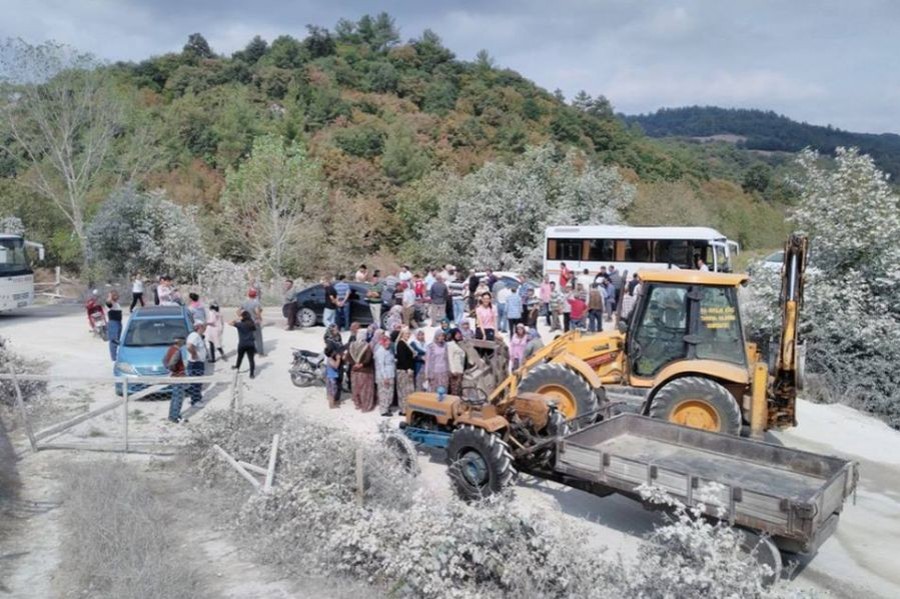 Yenice köylüleri taş ocağına karşı yol kesti