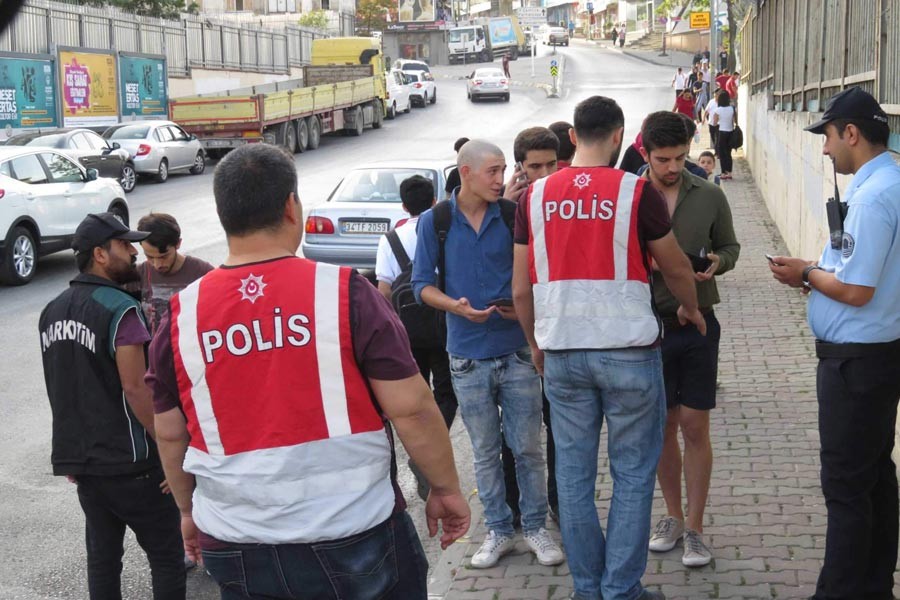 Polisten okul önlerinde GBT taraması