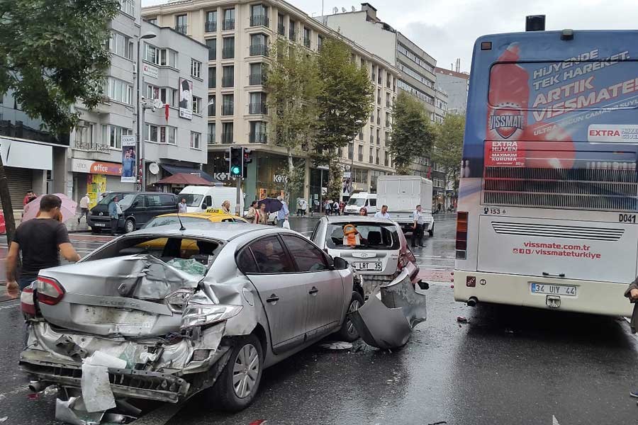 Sürücüsü fenalaşan halk otobüsü kaldırıma çıktı: 3 yaralı