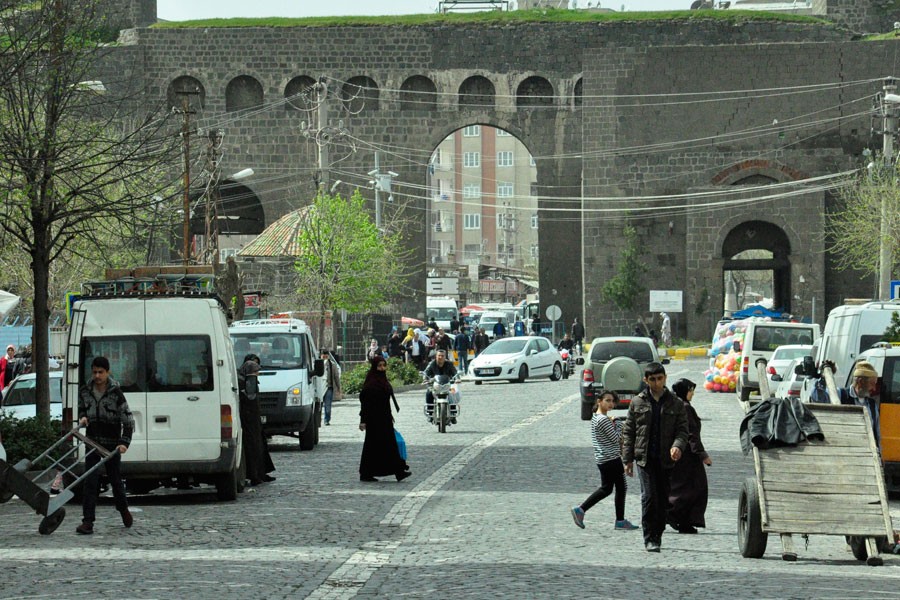 Diyarbakır halkı: Meclis açıldığında  barışı konuşsunlar