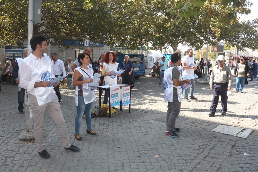 İzmir'de KESK'liler, OHAL'e karşı imza istediler