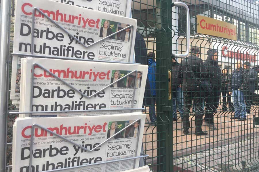 Cumhuriyet yöneticilerine polis baskını: 18 gözaltı