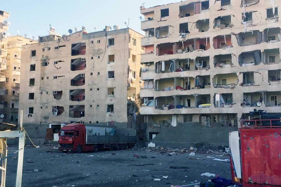 Diyarbakır'da patlama: 9 kişi öldü, 100'e yakın yaralı var