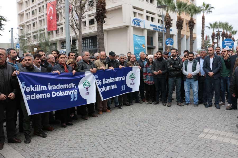 HDP'lilerin gözaltına alınmasına İzmir'den de tepki 