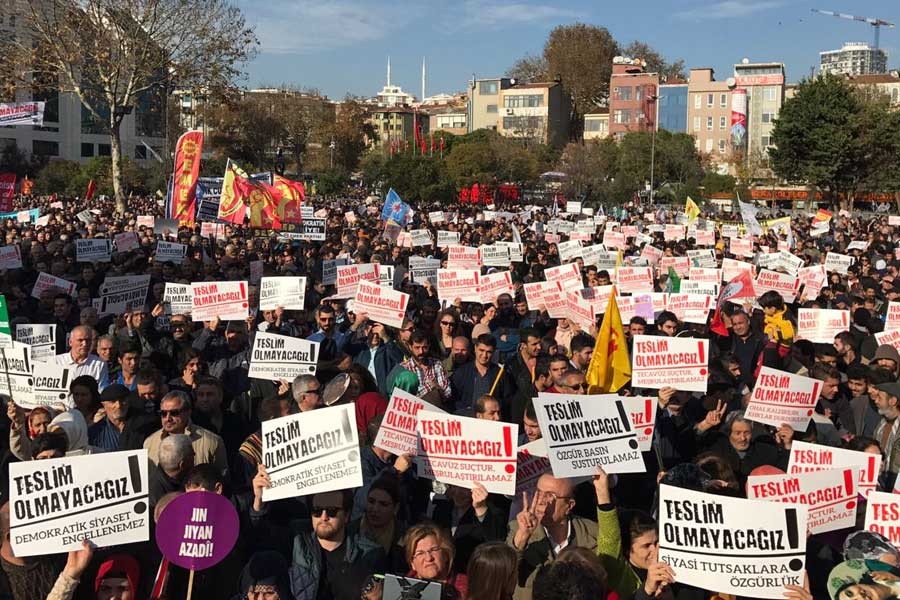 On binler tek bir ağızdan haykırdı: Teslim olmayacağız