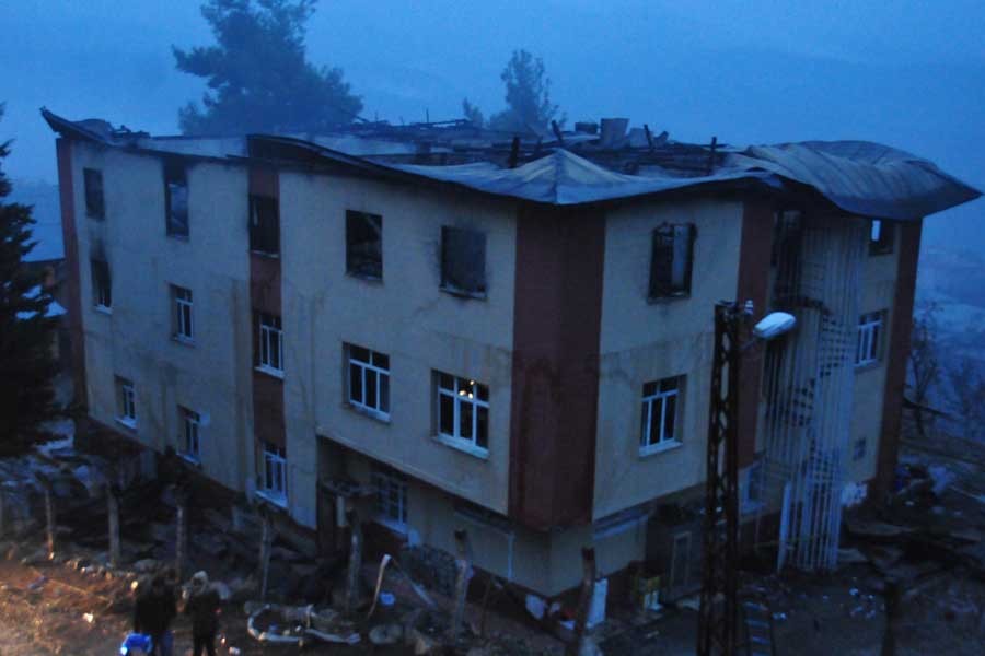 Adana'da yanan yurdun çatısı tamamen çöktü