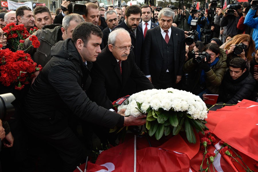 Kılıçdaroğlu saldırının yapıldığı yere karanfil bıraktı