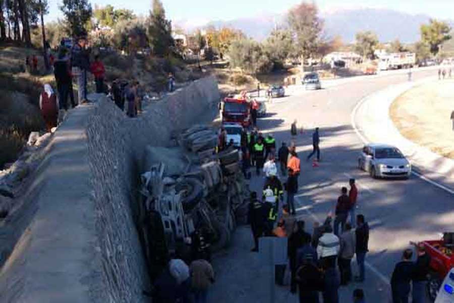 Freni boşalan TIR duvara çarptı; sürücü hayatını kaybetti