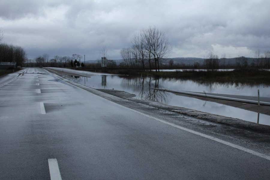 Karasu ile Adapazarı arasındaki yol ulaşıma kapandı