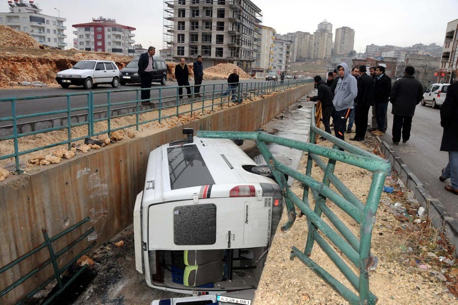 Gaziantep'te, minibüs kanala uçtu: 8 yaralı