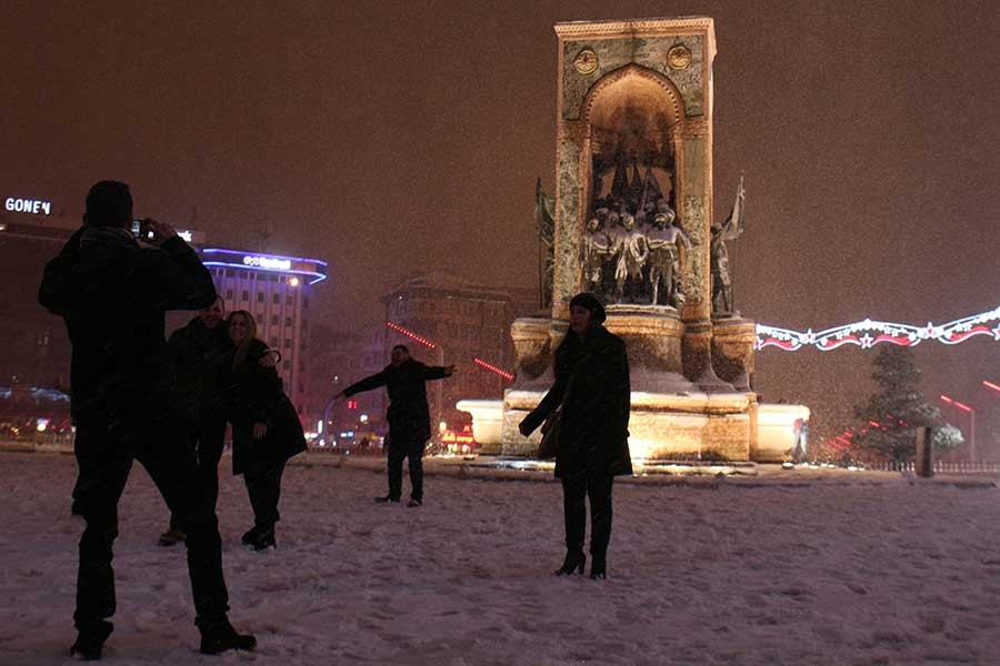 İstanbul'da kar yağışı gece de etkili oldu